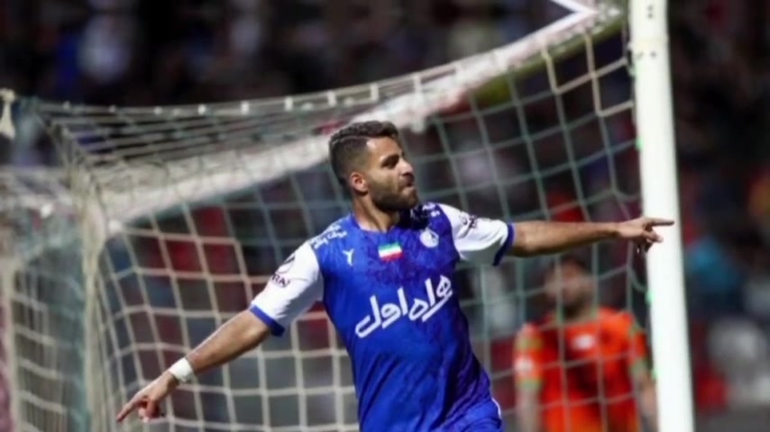 پوستر نکونام اجازه نداد این بازیکن را کنار بگذارند .